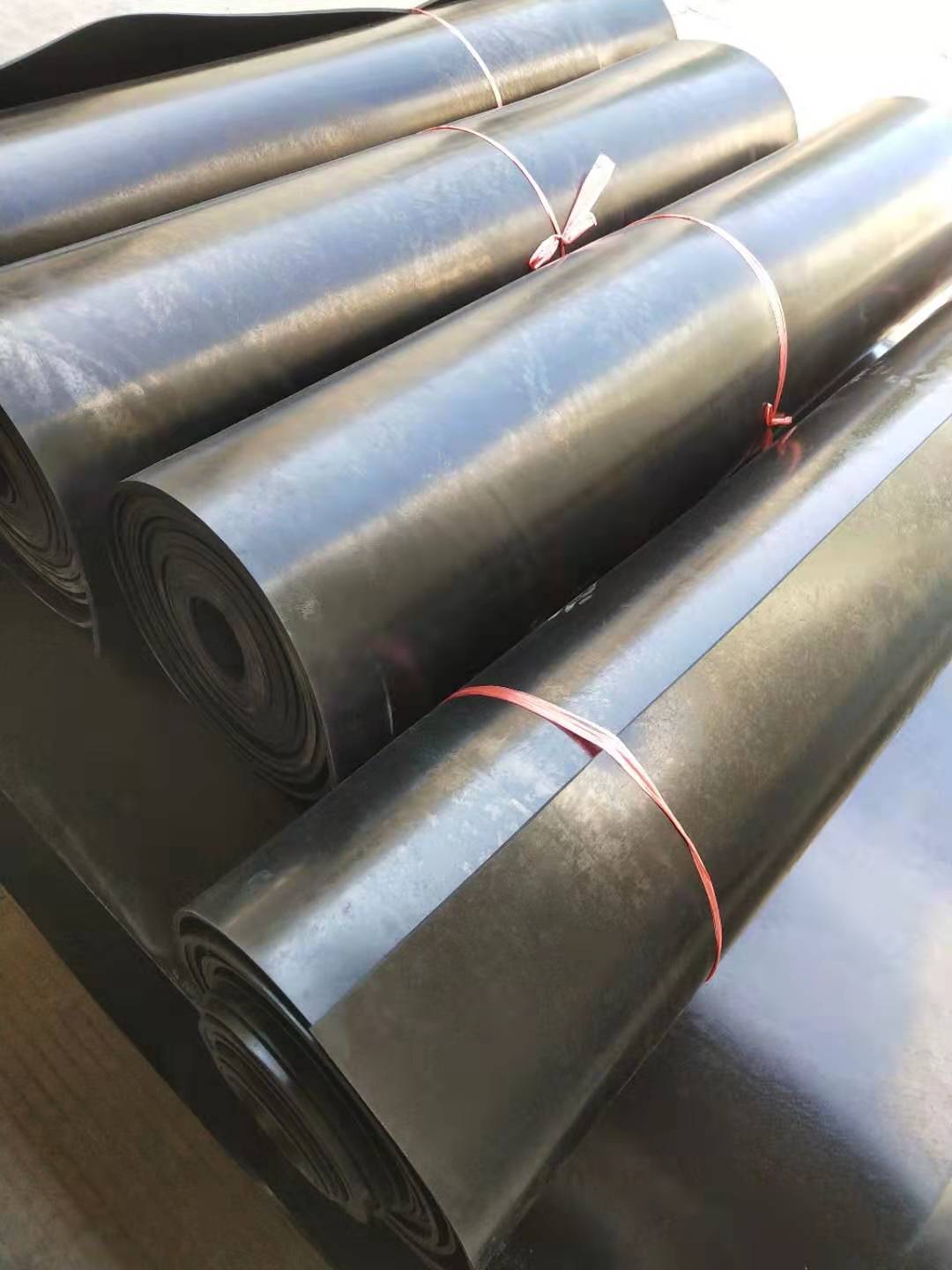 丁腈橡膠板：是由丁二烯和丙烯腈經(jīng)乳液聚合法制得的，丁腈橡膠主要采用低溫乳液聚合法生產(chǎn)。